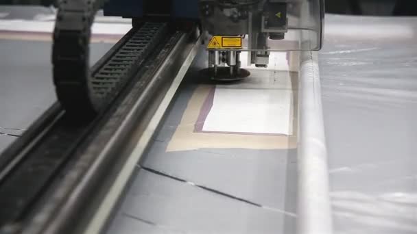 Een Industriële Kledingfabriek Snijdt Een Speciale Lasersnijstof Bepaalde Textielstukken Uit — Stockvideo