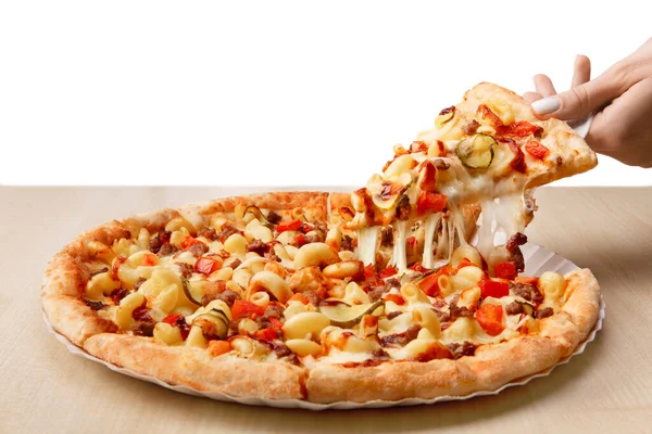 トレイからマカロニ入りのピザと溶かしたチーズが出てきます コピースペースの画像 — ストック写真