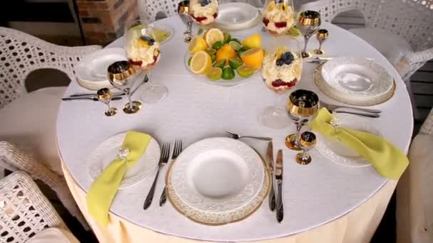 Meja Perjamuan Yang Dihias Dengan Serbet Dengan Cincin Berlian Wadding — Stok Video