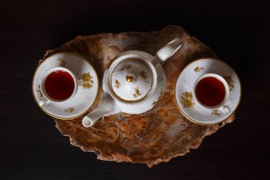 Taş kesilmiş eski bir ahşaptan yapılmış özel bir tepside nefis bir kahve seti. Üst görünüm.