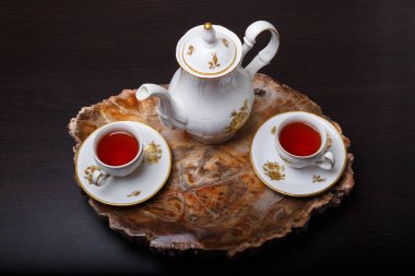 Taş kesilmiş eski bir ahşaptan yapılmış özel bir tepside nefis bir kahve seti. Üst görünüm.