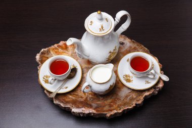 Taş kesilmiş eski bir ahşaptan yapılmış özel bir tepside zarif bir kahve seti.