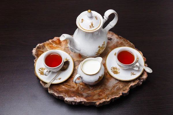 Taş kesilmiş eski bir ahşaptan yapılmış özel bir tepside zarif bir kahve seti.