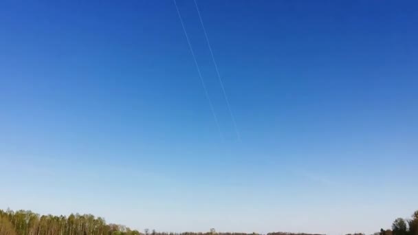 Dois Garotos Lançam Papagaio Íris Brilhante Céu Campo Arado Brincando — Vídeo de Stock