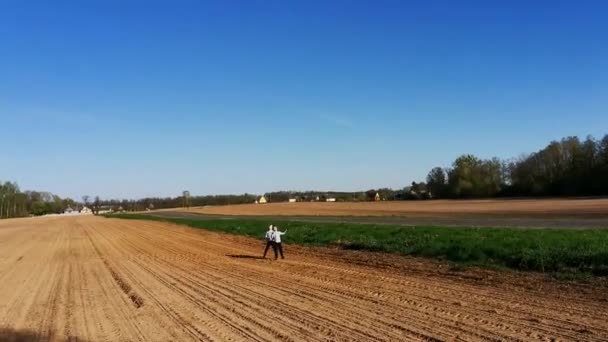 Dois Garotos Lançam Papagaio Íris Brilhante Céu Campo Arado Brincando — Vídeo de Stock