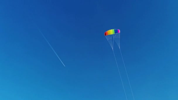 Πετώντας Ουράνιο Τόξο Χρωματιστό Χαρταετό Και Αεροπλάνο Κατά Φόντο Μπλε Πλάνα Αρχείου
