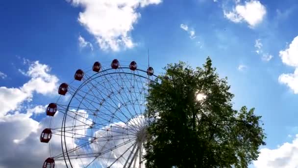 El lapso de tiempo de una rueda de hurón con sol brillante y nubes en movimiento en el fondo — Vídeo de stock