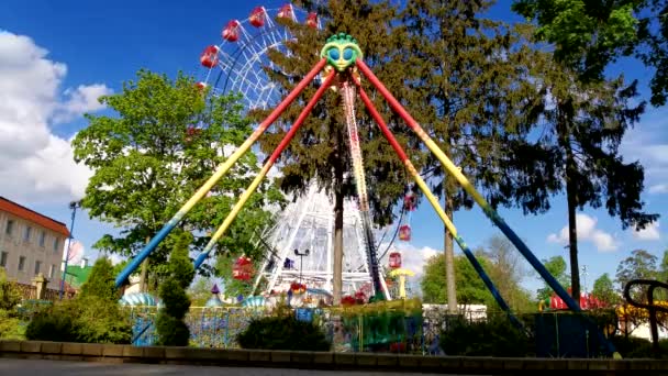 Відеофільм про пам'ятки парку і розваги для дорослих і дітей. — стокове відео