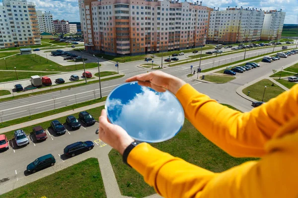 Espejo Oval Con Reflejo Del Cielo Azul Con Nubes Las — Foto de Stock