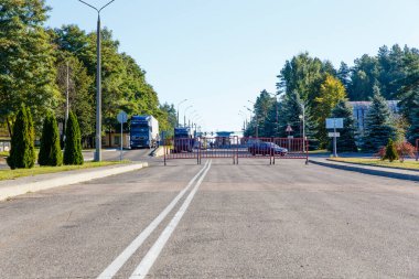 Eyalet sınırındaki otomobil kontrol noktası. Kamyonlar ve arabalar için sınır geçişi yeri.