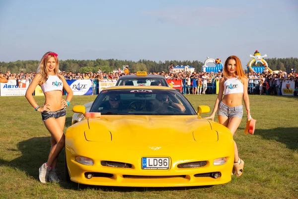 Grodno Bielorussia Luglio 2016 Ragazze Seminude Lavano Eroticamente Auto Sportiva — Foto Stock