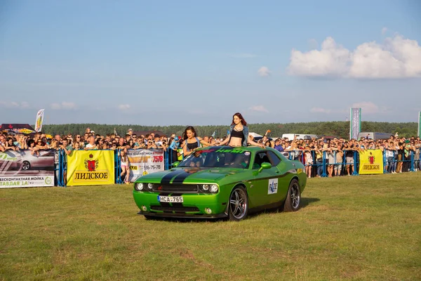 Grodno Bielorussia Luglio 2016 Ragazze Mezze Nude Escono Auto Sportive — Foto Stock