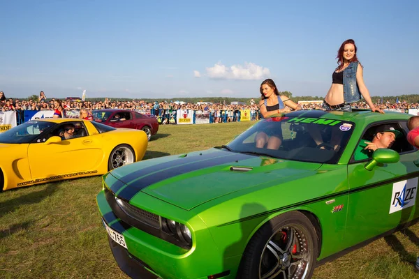 Grodno Bielorussia Luglio 2016 Ragazze Mezze Nude Escono Auto Sportive — Foto Stock