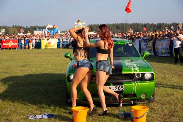 Grodno Bielorussia Luglio 2016 Ragazze Seminude Lavano Eroticamente Auto Sportiva — Foto Stock