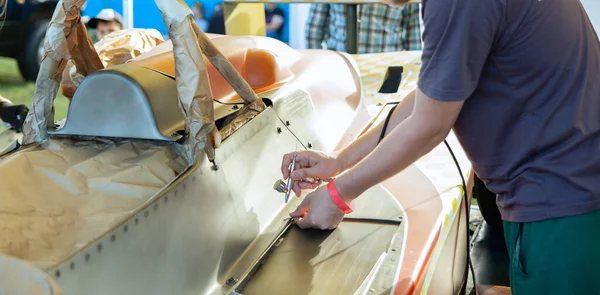 Artista Sta Lavorando Progetto Sulla Colorazione Artistica Auto Sportiva Personalizzata — Foto Stock