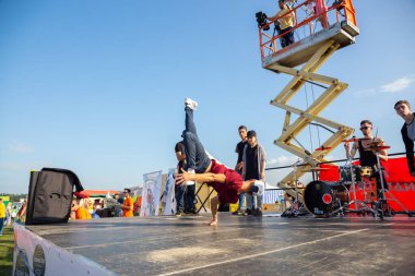 Grodno, Belarus - 23 Temmuz 2016: Uluslararası otomobil festivalinde sokak dansçısı break dans sahnesi