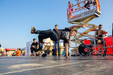 Grodno, Belarus - 23 Temmuz 2016: Uluslararası otomobil festivalinde sokak dansçısı break dans sahnesi