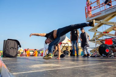 Grodno, Belarus - 23 Temmuz 2016: Uluslararası otomobil festivalinde sokak dansçısı break dans sahnesi