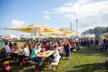 Grodno, Belarus - 23 Temmuz 2016: 2016 Uluslararası Otomobil Festivali 'nde Gıda ve İçecekten Hoşlanan İnsanlar