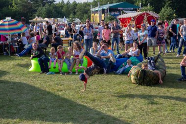 Grodno, Belarus - 23 Temmuz 2016: 2016 Uluslararası Otomobil Festivali 'nde Gıda ve İçecekten Hoşlanan İnsanlar