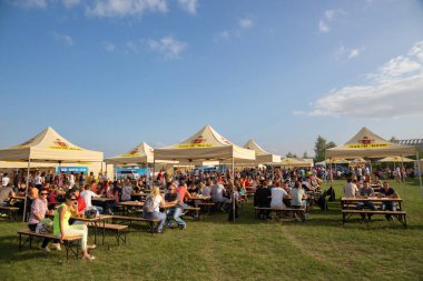 Grodno, Belarus - 23 Temmuz 2016: 2016 Uluslararası Otomobil Festivali 'nde Gıda ve İçecekten Hoşlanan İnsanlar