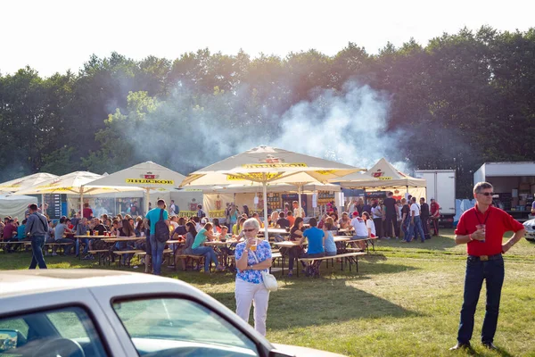 Grodno Belarus July 2016 People Enjoying Food Drink International Automobile — Stock Photo, Image