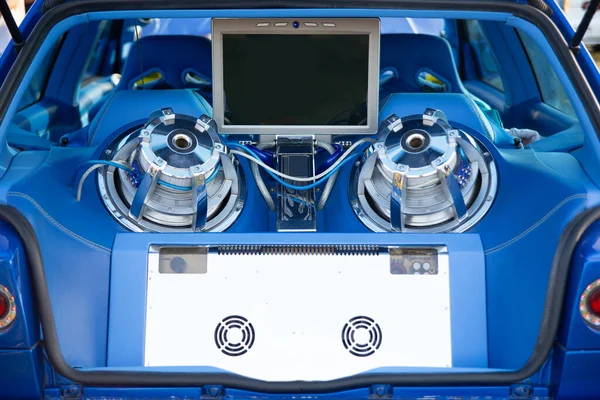 Dostrajanie Nowoczesnego Samochodu Ekstremalnie Potężnym Systemem Audio Dostrajanie Basu Subwoofera — Zdjęcie stockowe