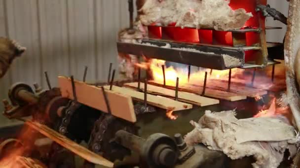 Halbautomatische Maschine zum Bürsten von Holzteilen mit offenem Feuer. — Stockvideo