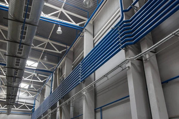 Yeni Modern Fabrikanın Duvarına Kimyasal Sıvılar Gaz Boru Sistemi Monte — Stok fotoğraf
