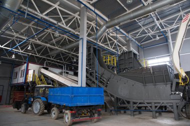 Atık ayıklama tesisinin merkezi taşıyıcısı. Daha fazla atık için geri dönüşüm ve depolama.