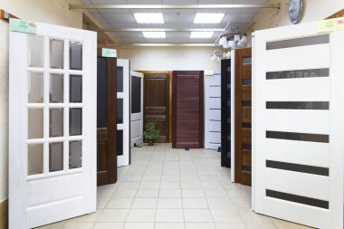 Grodno, Belarus - 22 Haziran 2018: Özel bir mağazada satılık iç kapılar. Kapılar hem ahşaptan hem de plastikten yapılır..