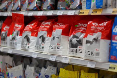 Grodno, Belarus - 20 Haziran 2018: İnşaat malzemeleri mağazasında kuru sıva, çimento ve macunla dolu raflar