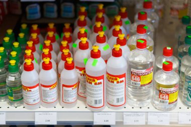 Grodno, Belarus - 20 Haziran 2018: Yapı malzemeleri mağazasında çeşitli yapıştırıcı ve çözücü seçimi Alkor