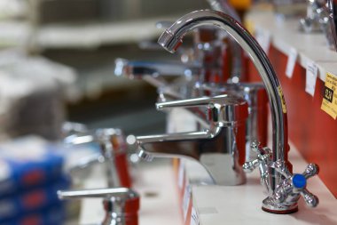 Grodno, Belarus - 20 Haziran 2018: İnşaat malzemeleri mağazasındaki musluklar, mutfak ve banyo muslukları Alkor