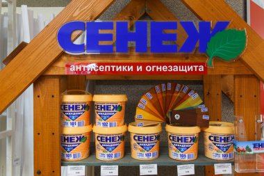 Grodno, Belarus - 20 Haziran 2018: İnşaat malzemeleri mağazası Alkor 'un raflarında odunları yangın üreticisi Senezh' ten korumak için konserve kutuları, antiseptler ve araçlar