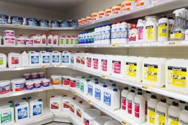 Grodno, Belarus - 20 Haziran 2018: Astarlı vitrin, inşaat malzemeleri mağazasındaki çeşitli imalatçılardan başka bir yapı malzemesi boyuyor.