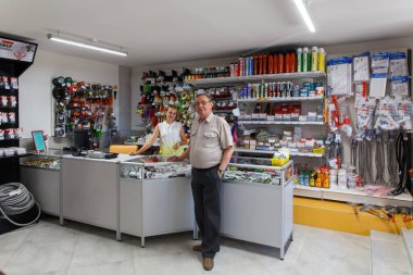 Grodno, Belarus - 20 Haziran 2018: Donanım araçları, ev ve bahçe ürünleri, DIY ve inşaat malzemeleri mağazası Alkor 'da çeşitli seçimler
