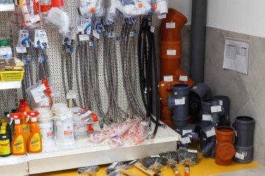 Grodno, Belarus - 20 Haziran 2018: Donanım araçları, ev ve bahçe ürünleri, DIY ve inşaat malzemeleri mağazası Alkor 'da çeşitli seçimler