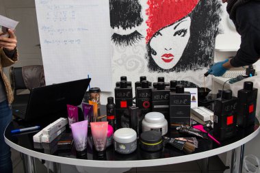 Grodno, Belarus - 20 Ekim 2016: KEUNE HaIRCOSMETICS ürün serisi ile bir masa. Saç bakımı için Hollandalı profesyonel kozmetik ürünü. Kozmetikler, markanın teknoloji uzmanı Artem Raychuk 'un katılımıyla bir reklam atölyesinde kullanıldı. 