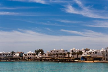 Hurghada, Mısır, Asya 'da Kızıldeniz kıyılarında yaz sıcağında binaları olan güneşli plajlar. Parlak güneşli ışık