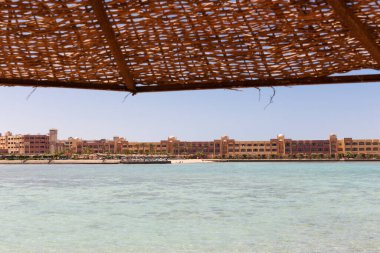 Hurghada, Mısır, Asya 'da Kızıldeniz kıyılarında yaz sıcağında binaları olan güneşli plajlar. Parlak güneşli ışık