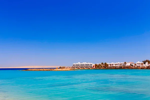 Praia Resort Ensolarado Com Palmeira Edifícios Costa Mar Vermelho Hurghada — Fotografia de Stock