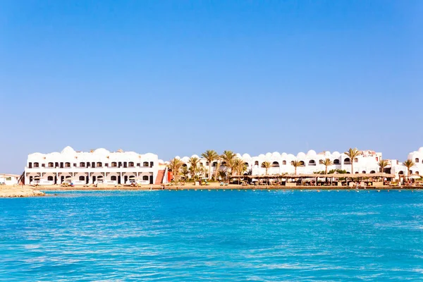 Praia Resort Ensolarado Com Palmeira Edifícios Costa Mar Vermelho Hurghada — Fotografia de Stock