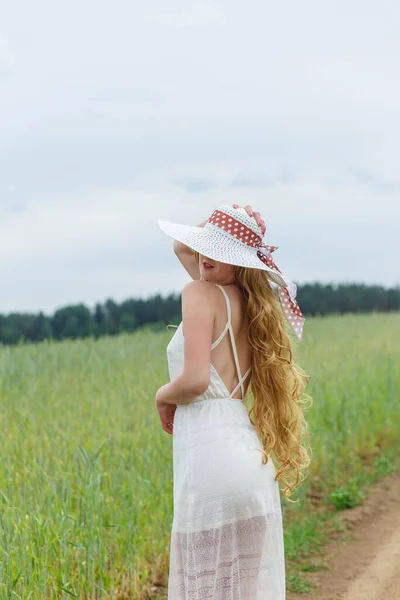 Dívka Bílých Šatech Klobouk Poli Pozadí Dívka Klobouku Stojí Relaxuje — Stock fotografie