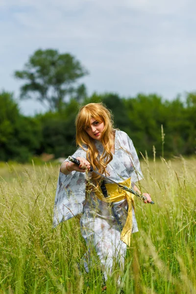 Mladá Asijská Žena Tradičním Kimono Vlaky Bojové Techniky Katana Meč — Stock fotografie