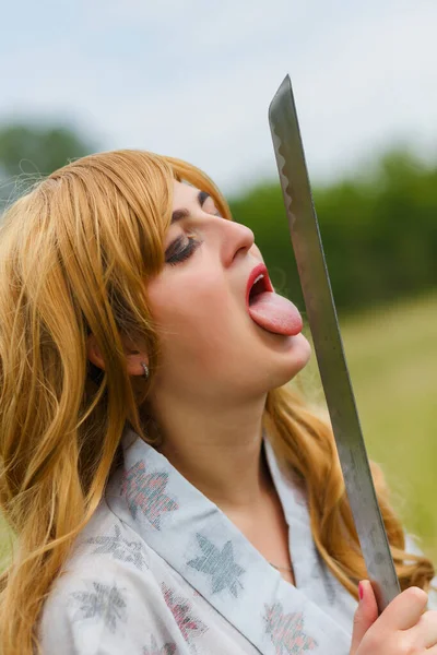 Mulher Asiática Lamber Sua Espada Katana Combate Conceito Sensível — Fotografia de Stock