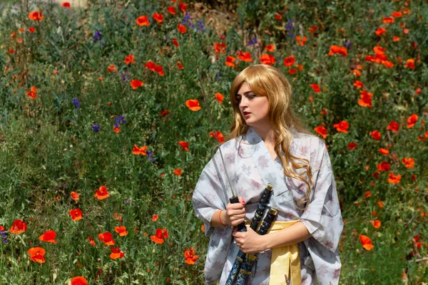 Jeune Femme Asiatique Dans Les Trains Kimono Traditionnels Techniques Combat — Photo