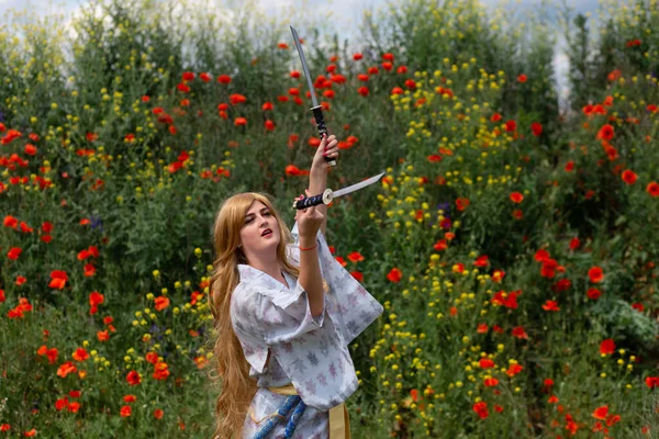 Geleneksel Kimonolu Genç Asyalı Kadın Tepelerde Katana Kılıcıyla Dövüş Teknikleri — Stok fotoğraf