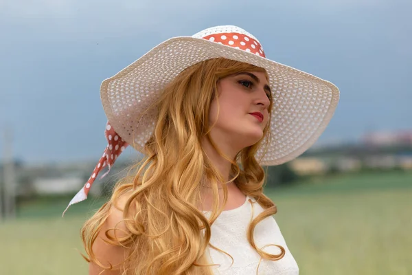 Mädchen Weißem Kleid Und Hut Auf Einem Feld Hintergrund Das — Stockfoto