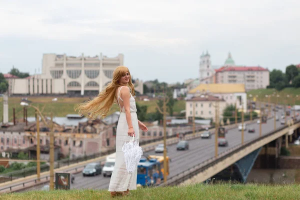 Dívka Bílých Šatech Bílým Slunečníkem Pózuje Pozadí Města — Stock fotografie